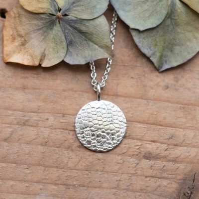 Silberanhänger mit Spitzen-Struktur