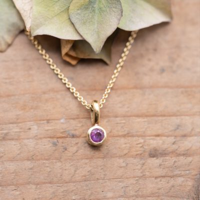 Goldanhänger mit Saphir