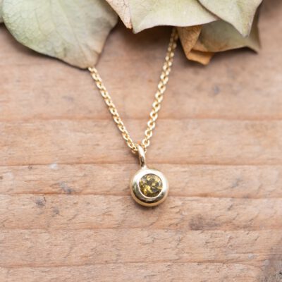 Goldanhänger mit Mali-Granat