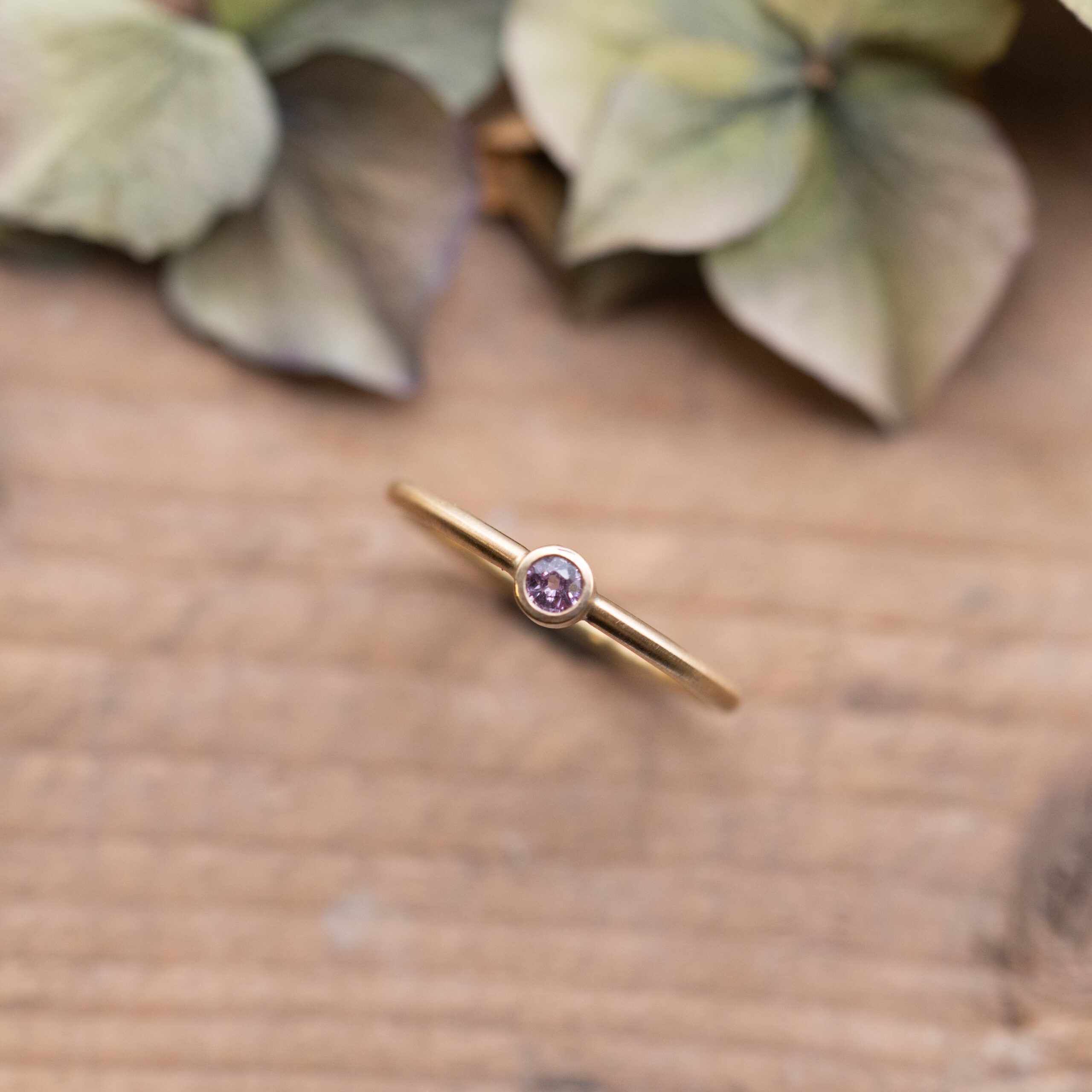 Gelbgoldring mit Saphir