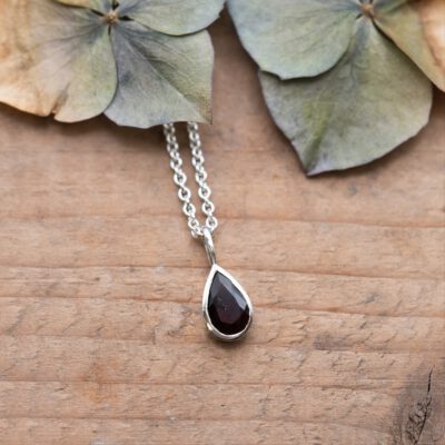 Silberanhänger mit Granat