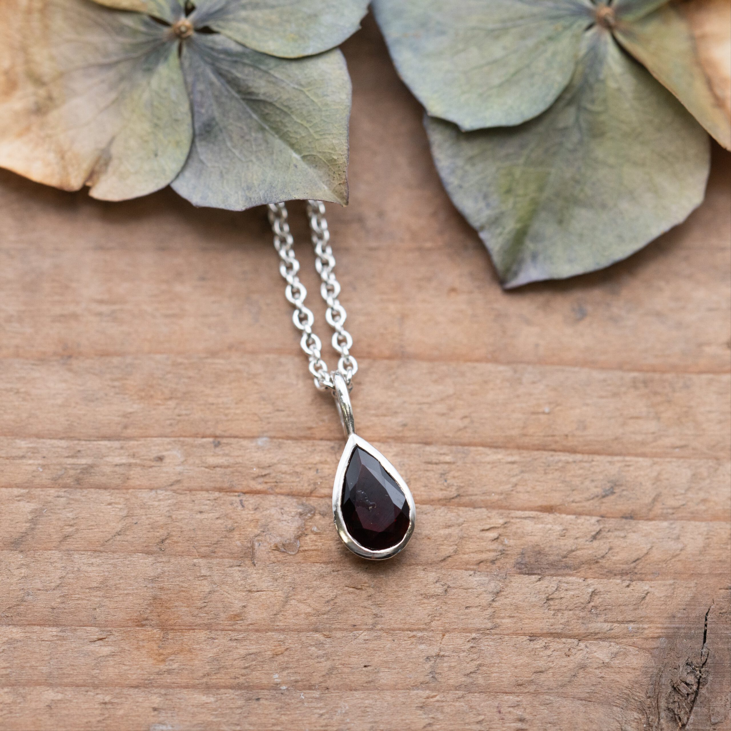 Silberanhänger mit Granat