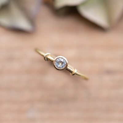 Gelbgoldring - Saphir (hellblau)