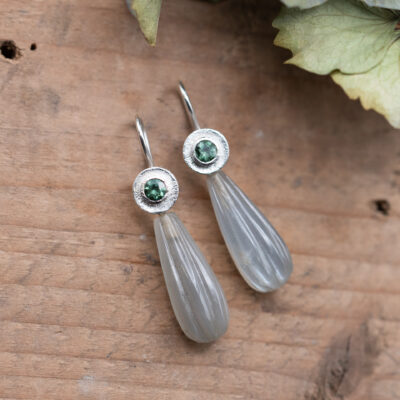 Silberohrhänger mit Turmalin und Monsteinpampeln