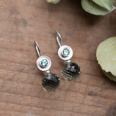 Silberohrhänger mit Turmalin und Prasiolithpampeln