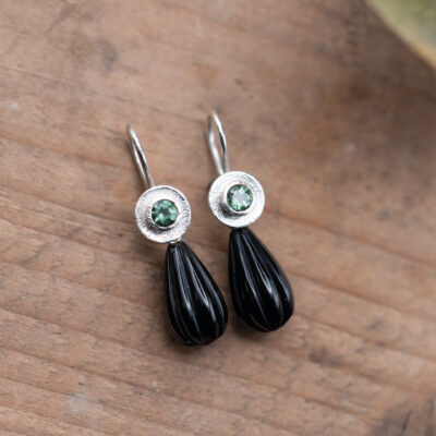 Silberohrhänger mit Turmalin und Onyxpampeln