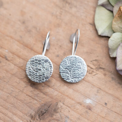 Silberohrhänger mit Muster
