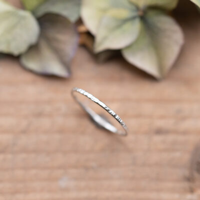 schameler Silberring mit Hammerschlag