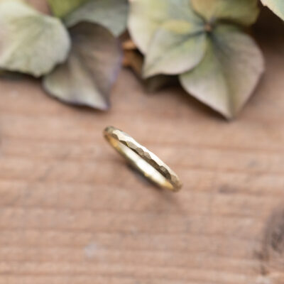 Gelbgoldring mit Facetten